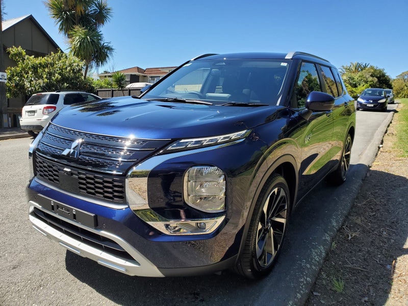 2023 Mitsubishi Outlander XLS PHEV AWD - MASSIV... image 3