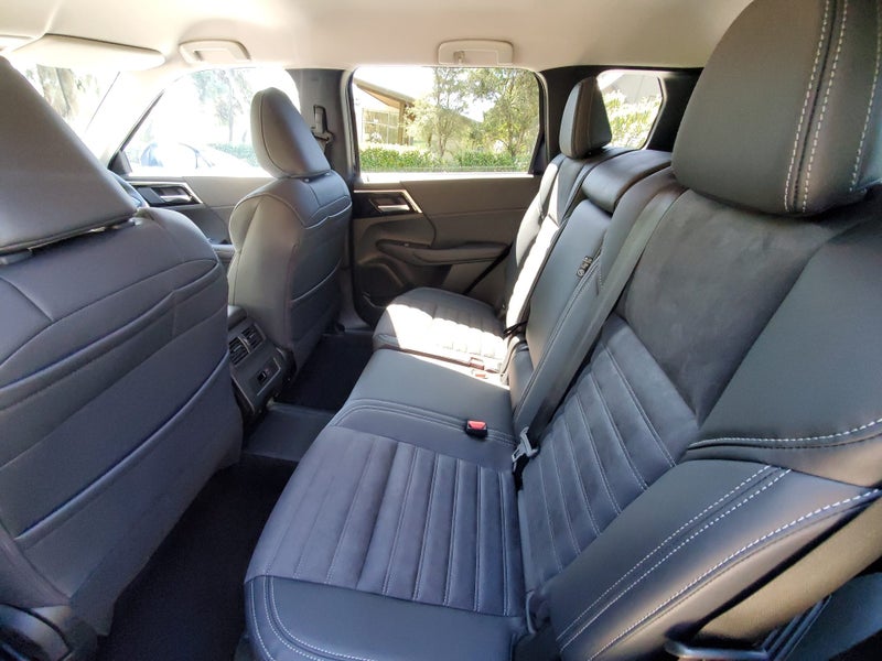 2023 Mitsubishi Outlander XLS PHEV AWD - MASSIV... image 5