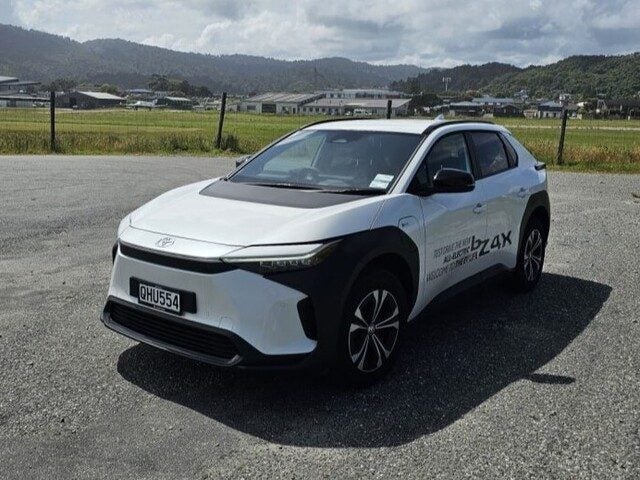 2023 Toyota bZ4X Pure BEV FWD SUV/5D/5S (XEAP-NM1) image 5
