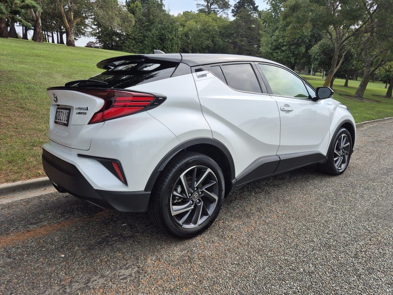 2023 Toyota C-HR Limited 1.8P HV ECVT FWD SUV/5... image 4