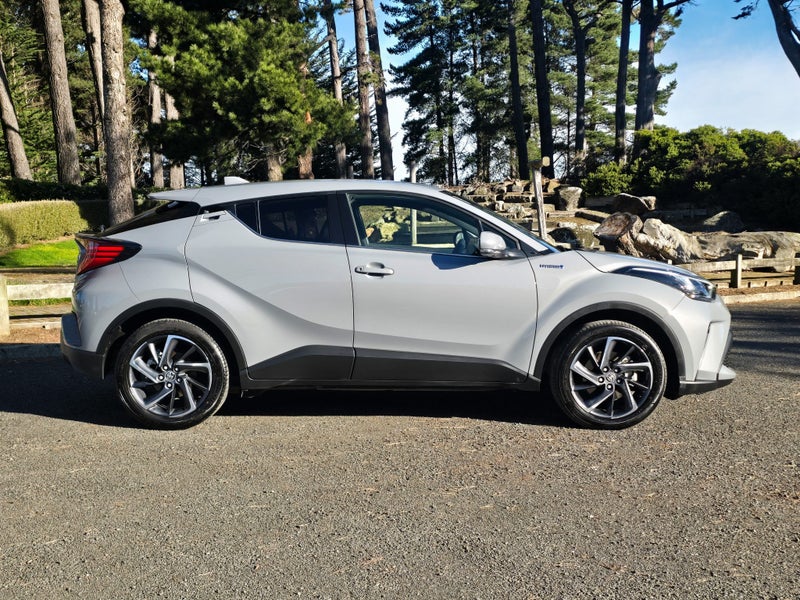 2023 Toyota C-HR Limited Hybrid image 2