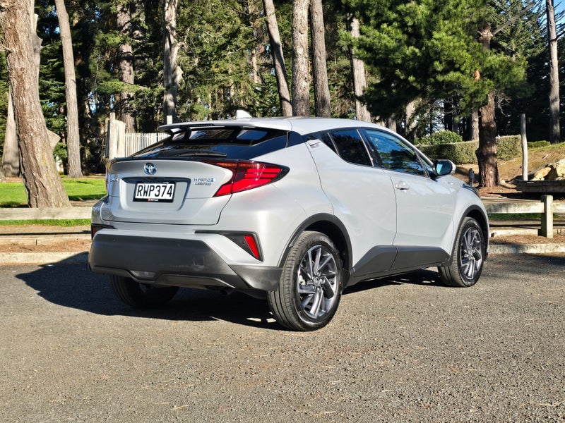 2023 Toyota C-HR Limited Hybrid image 3