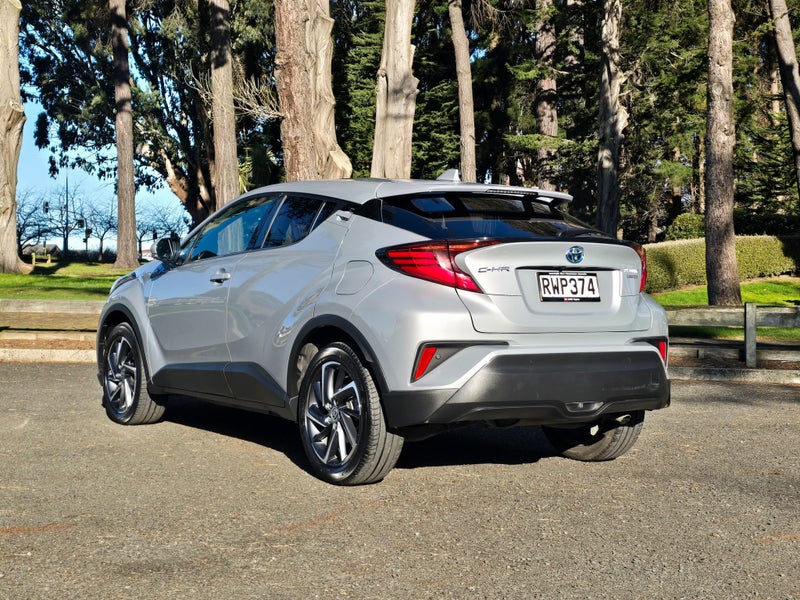 2023 Toyota C-HR Limited Hybrid image 5