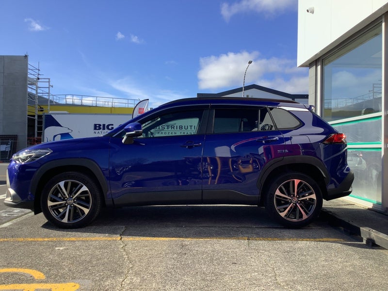 2023 Toyota Corolla Cross 1.8 Hybrid Z SUV image 3
