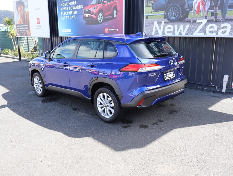 2023 Toyota Corolla Cross GX 2.0P HEV ECVT FWD... image 5