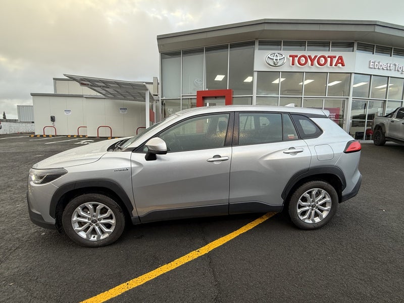 2023 Toyota Corolla Cross GX 2.0P HEV ECVT FWD... image 2