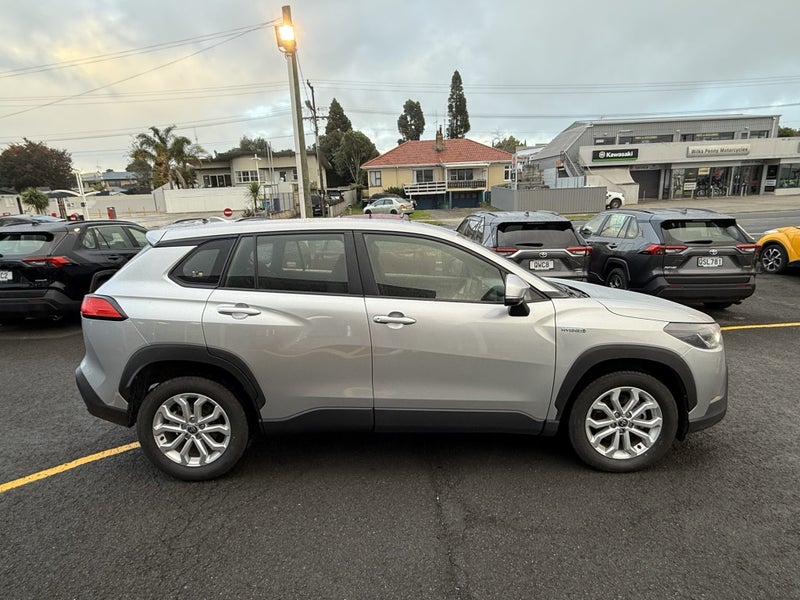2023 Toyota Corolla Cross GX 2.0P HEV ECVT FWD... image 5