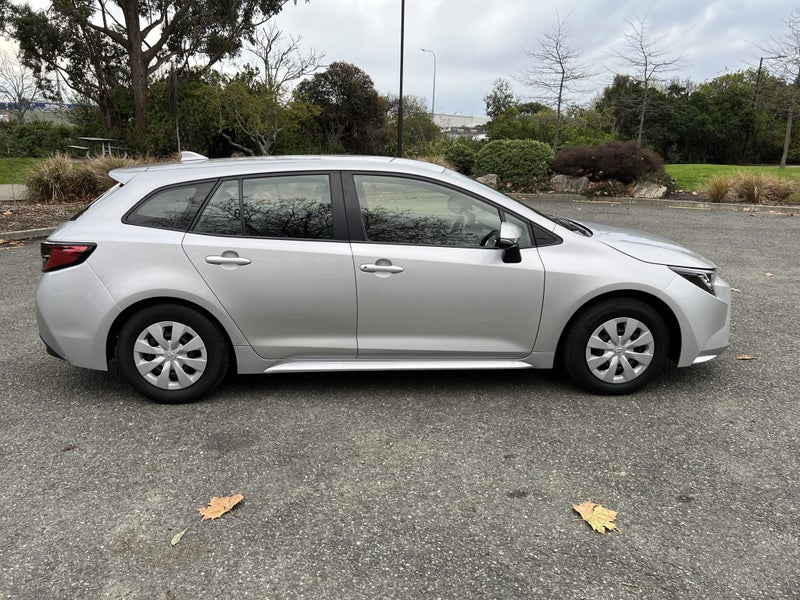 2023 Toyota Corolla Touring 1.8 Hybrid Wagon image 3