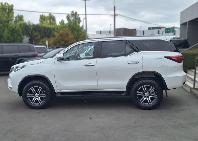 2023 Toyota Fortuner GXL 2.8 Diesel 6 Speed Aut... image 4