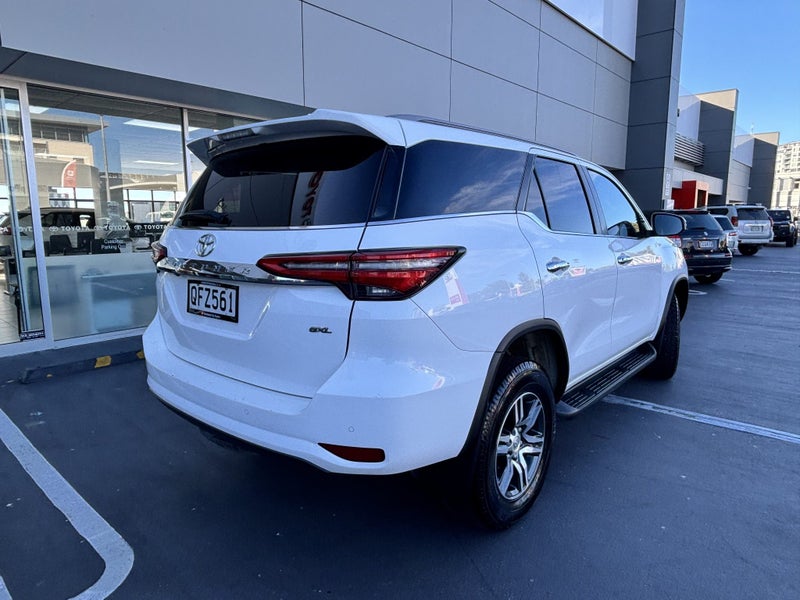 2023 Toyota Fortuner GXL 2.8 DIESEL FAMILY 7 SE... image 3