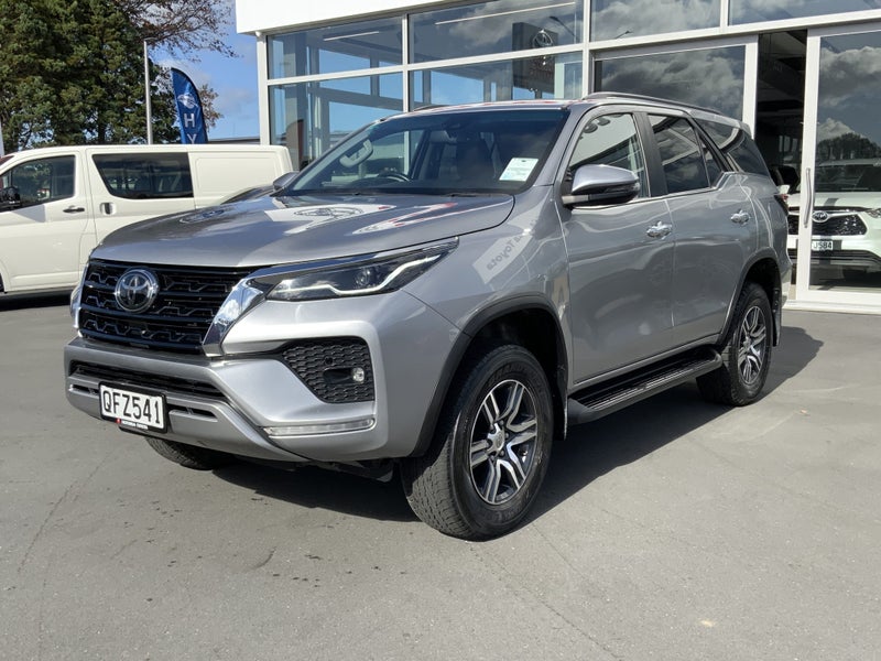 2023 Toyota Fortuner GXL 7 Seater 4X4 Certified! image 4