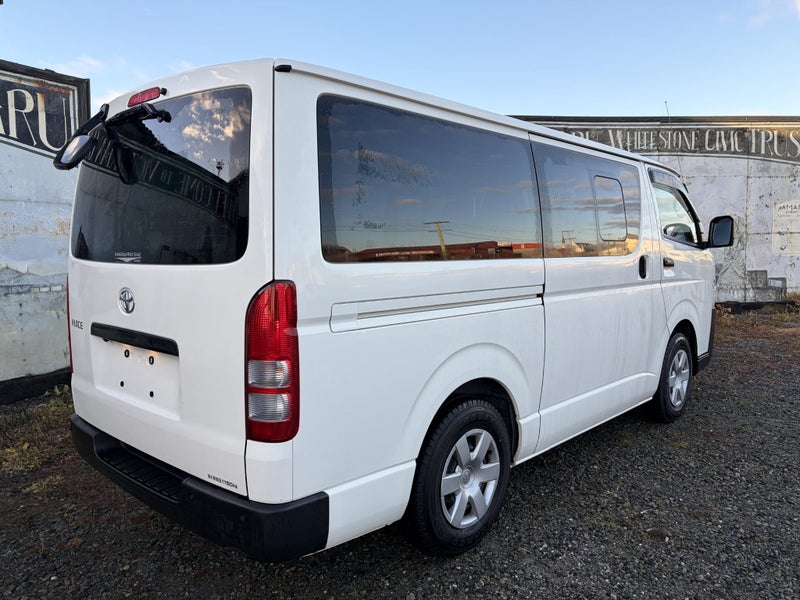2023 Toyota Hiace 2.8D image 3