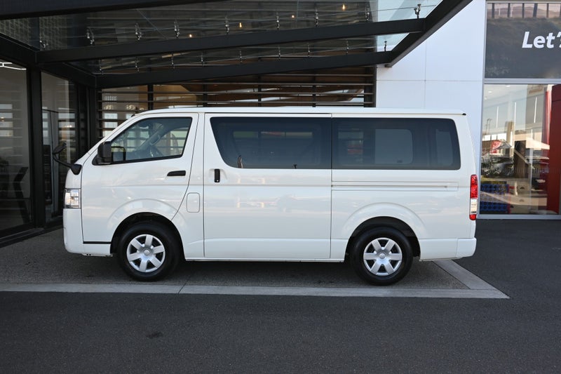 2023 Toyota Hiace DX 2.0 Petrol RWD Van image 3