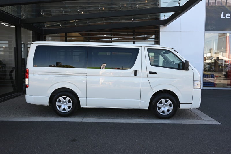 2023 Toyota Hiace DX 2.0 Petrol RWD Van image 5