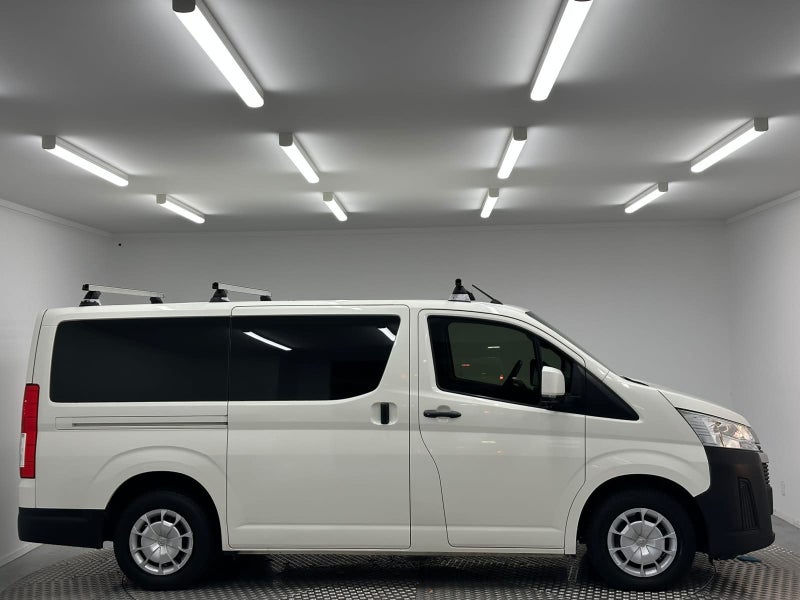 2023 Toyota Hiace ZR 2.8DT image 2