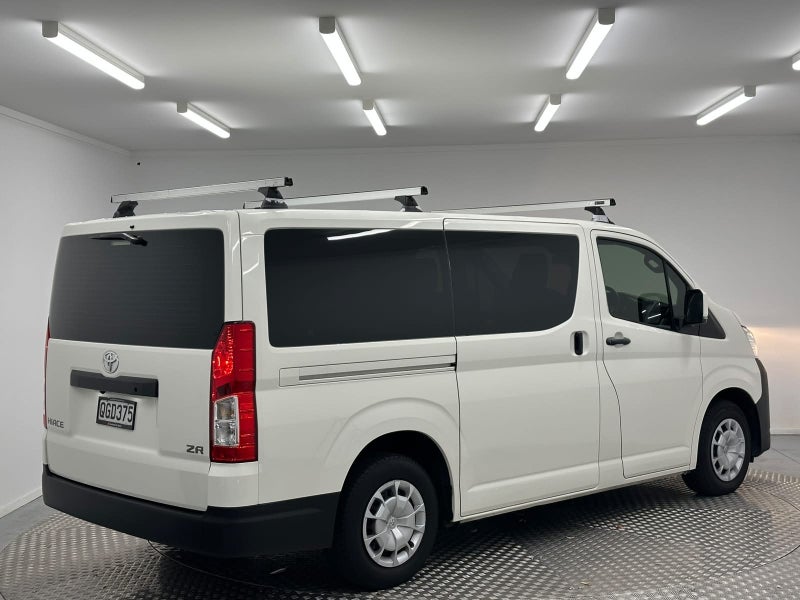 2023 Toyota Hiace ZR 2.8DT image 3