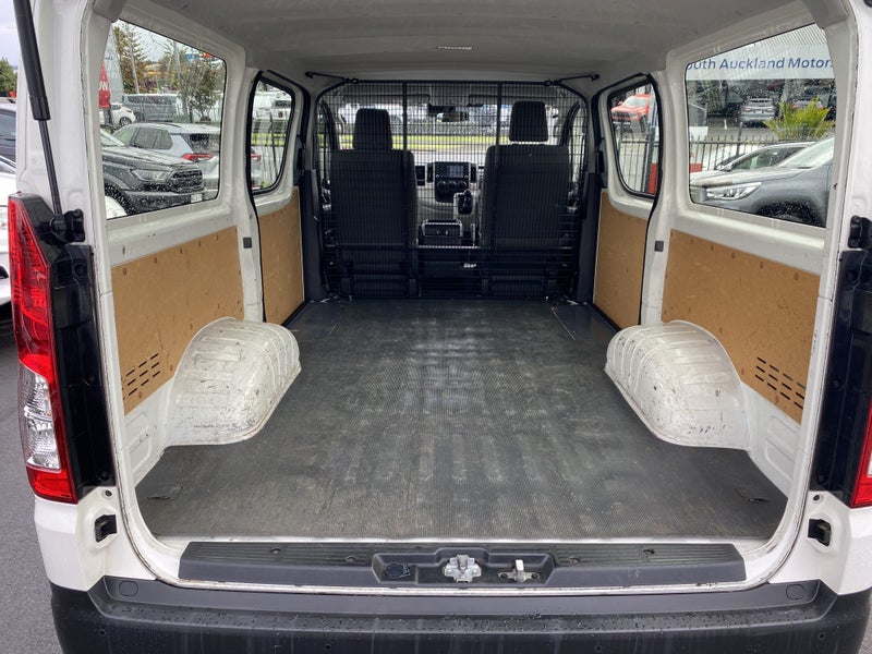 2023 Toyota Hiace ZR 2.8DT/6MT image 4