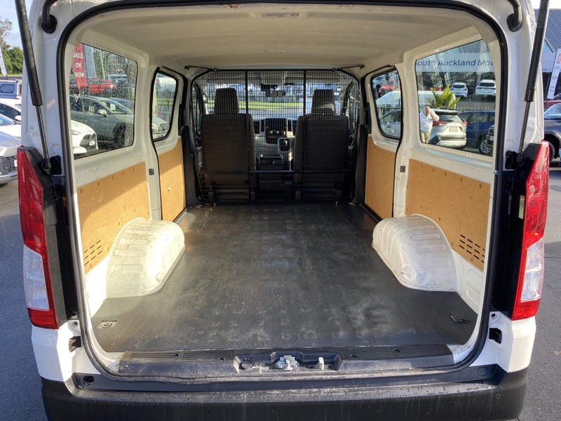 2023 Toyota Hiace ZR 2.8DT/6MT image 4