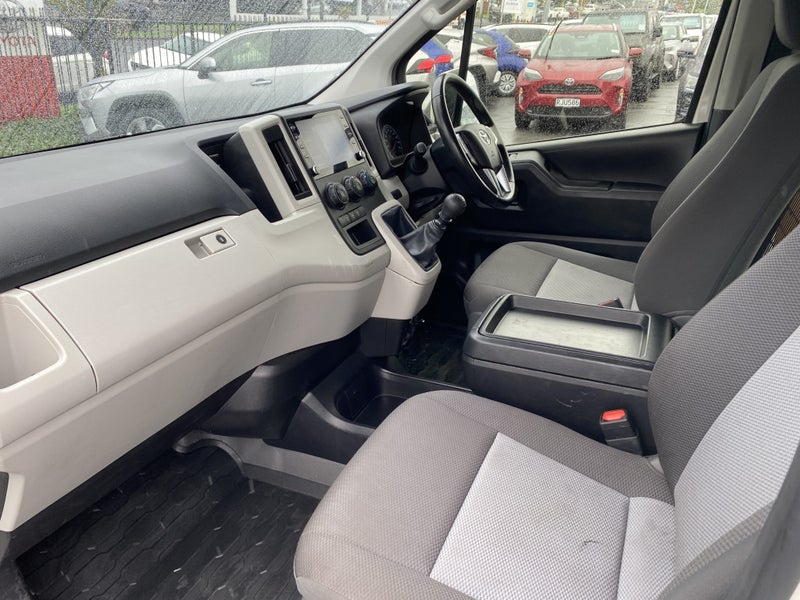 2023 Toyota Hiace ZR 2.8DT/6SPD Manual image 4