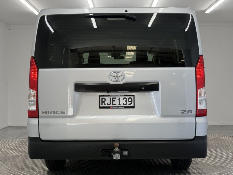 2023 Toyota Hiace ZR 2.8DT image 4