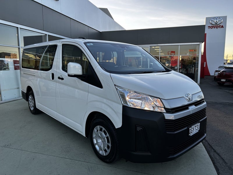 2023 Toyota Hiace ZR 2.8DT Automatic RWD Van image 3