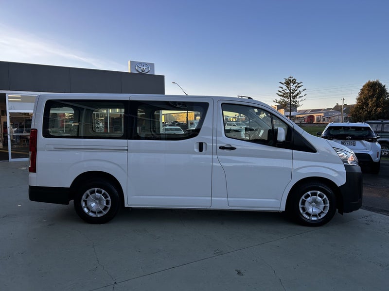 2023 Toyota Hiace ZR 2.8DT Automatic RWD Van image 5