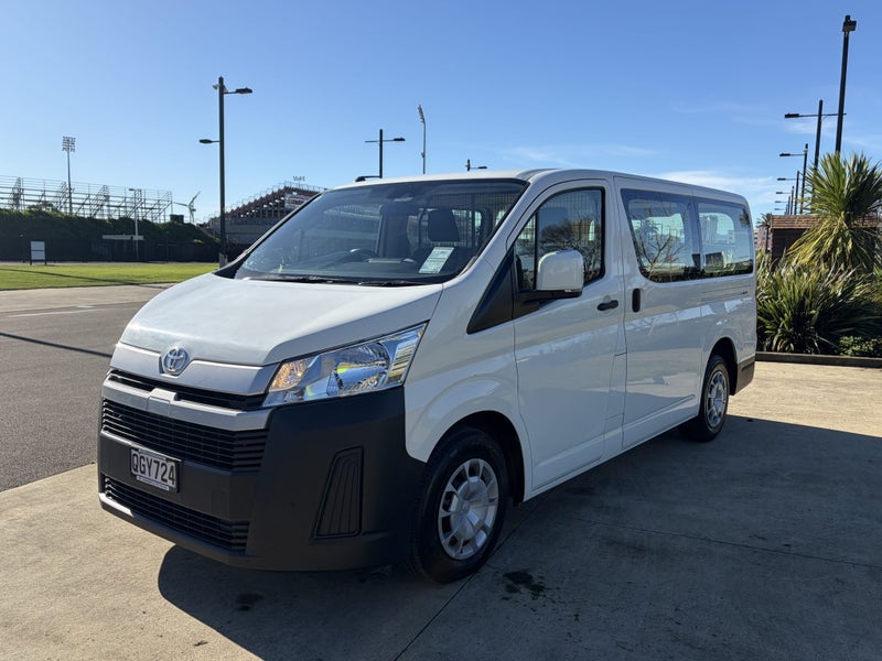 2023 Toyota Hiace ZR 2.8DT Automatic RWD Van image 3