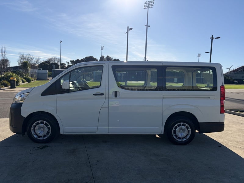 2023 Toyota Hiace ZR 2.8DT Automatic RWD Van image 4