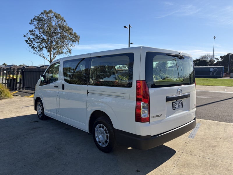 2023 Toyota Hiace ZR 2.8DT Automatic RWD Van image 5