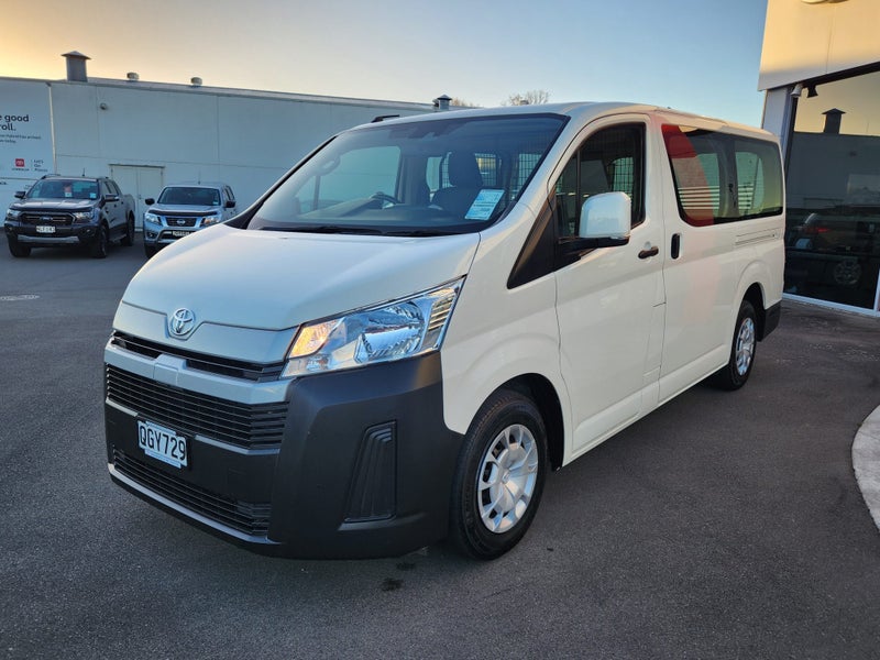 2023 Toyota Hiace ZR 2.8DT Automatic RWD Van image 4