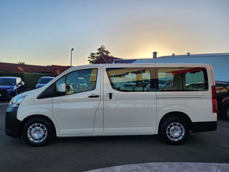 2023 Toyota Hiace ZR 2.8DT Automatic RWD Van image 5