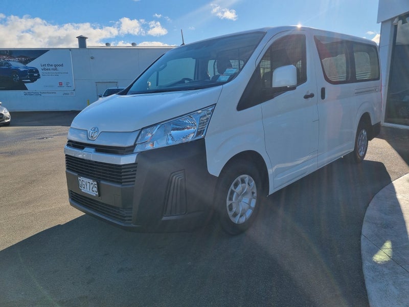 2023 Toyota Hiace ZR 2.8DT Automatic RWD Van image 3