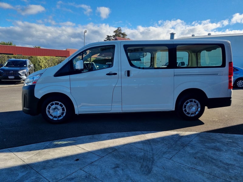 2023 Toyota Hiace ZR 2.8DT Automatic RWD Van image 5