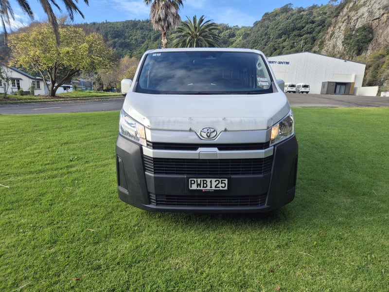 2023 Toyota Hiace ZR 2.8DT Minibus 10-seater image 2