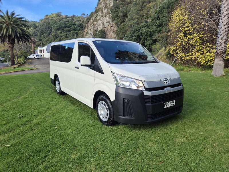 2023 Toyota Hiace ZR 2.8DT Minibus 10-seater image 3