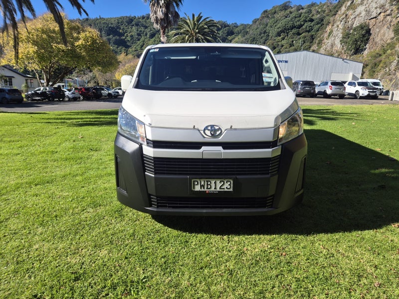 2023 Toyota Hiace ZR 2.8DT Minibus 10-seater image 2