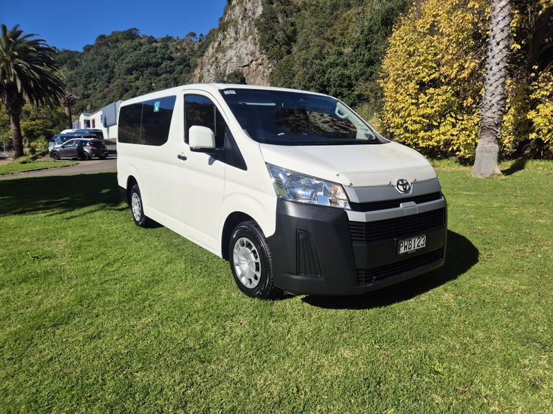 2023 Toyota Hiace ZR 2.8DT Minibus 10-seater image 3