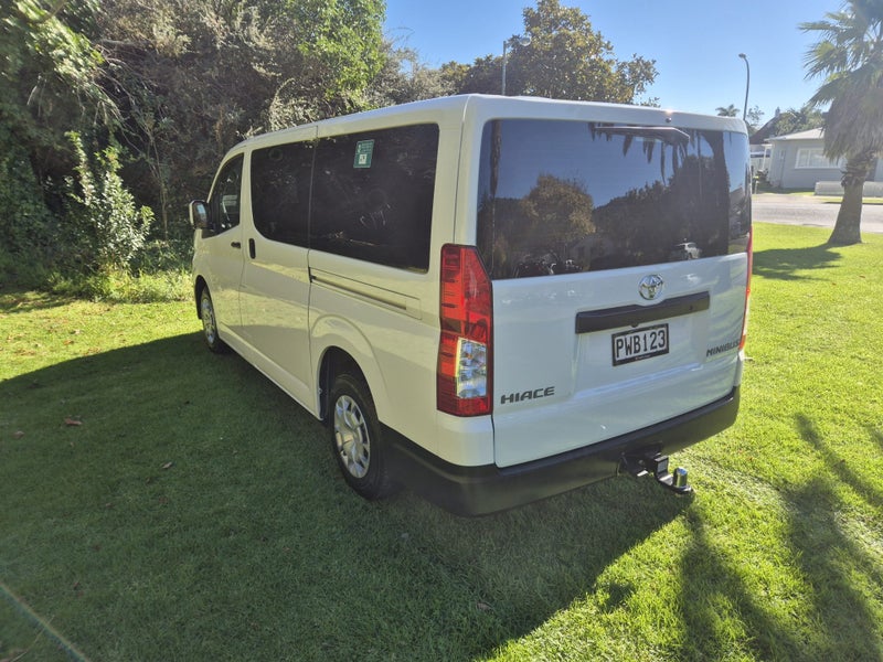 2023 Toyota Hiace ZR 2.8DT Minibus 10-seater image 4