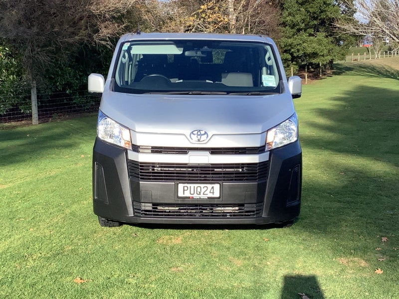 2023 Toyota Hiace ZR Minibus 2.8DT Auto image 3