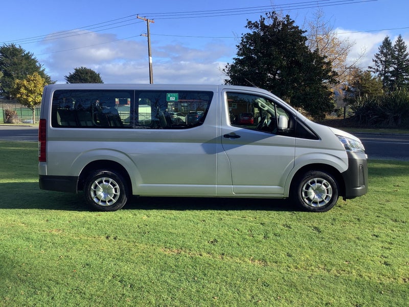 2023 Toyota Hiace ZR Minibus 2.8DT Auto image 4