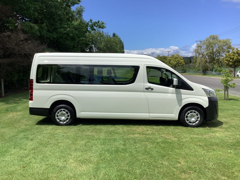 2023 Toyota Hiace ZX 2.8DT 10 Seat Minibus image 4