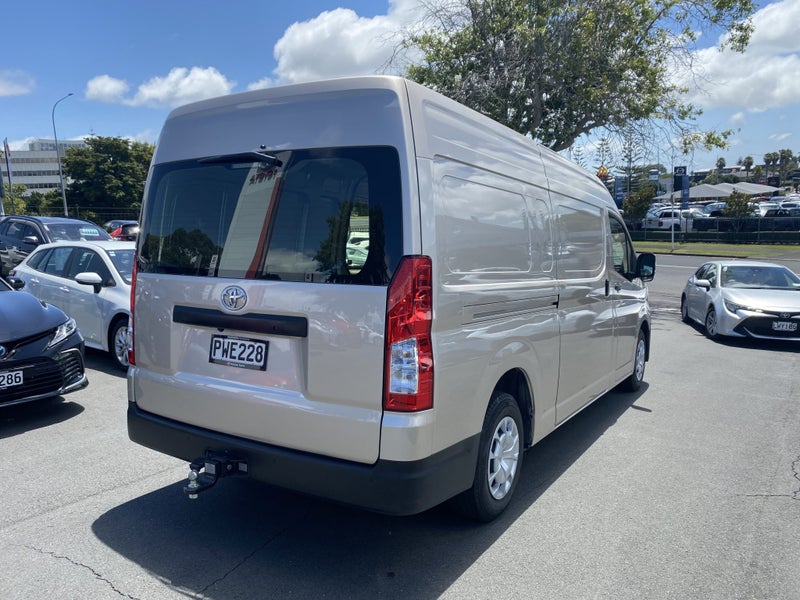 2023 Toyota Hiace ZX 2.8DT 6AT image 2
