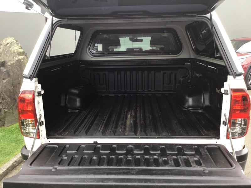 2023 Toyota Hilux SR 2.8DT 6MT 2WD Canopy image 5
