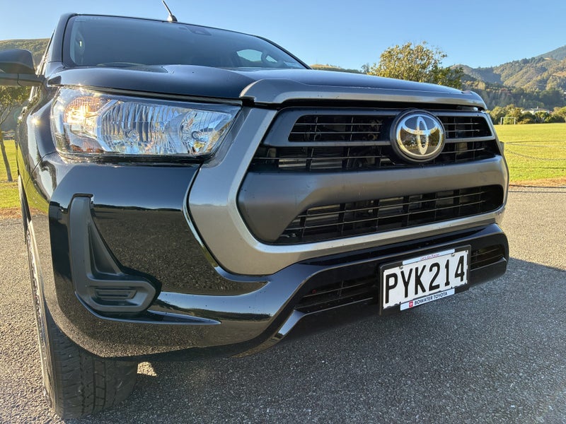 2023 Toyota Hilux SR 2.8DT 6MT 4WD image 3