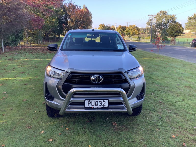 2023 Toyota Hilux SR 2.8DT 6MT 4WD Double Cab image 3
