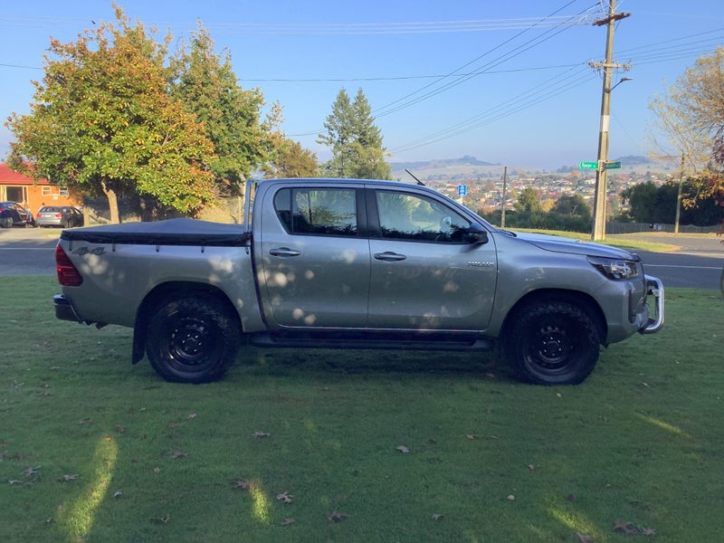 2023 Toyota Hilux SR 2.8DT 6MT 4WD Double Cab image 4