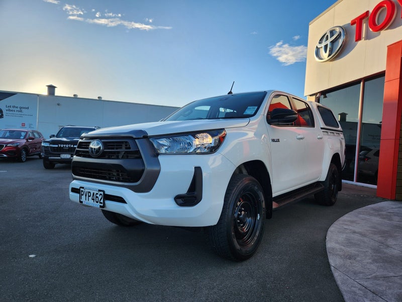 2023 Toyota Hilux SR 2.8DT Automatic 2WD Double... image 3