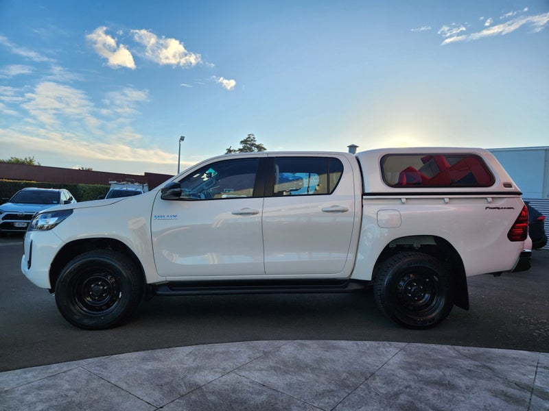 2023 Toyota Hilux SR 2.8DT Automatic 2WD Double... image 4