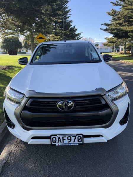 2023 Toyota Hilux SR 2.8DT Automatic 4WD Double... image 3