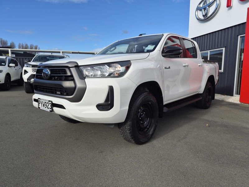 2023 Toyota Hilux SR 2.8DT Automatic Double Cab... image 4